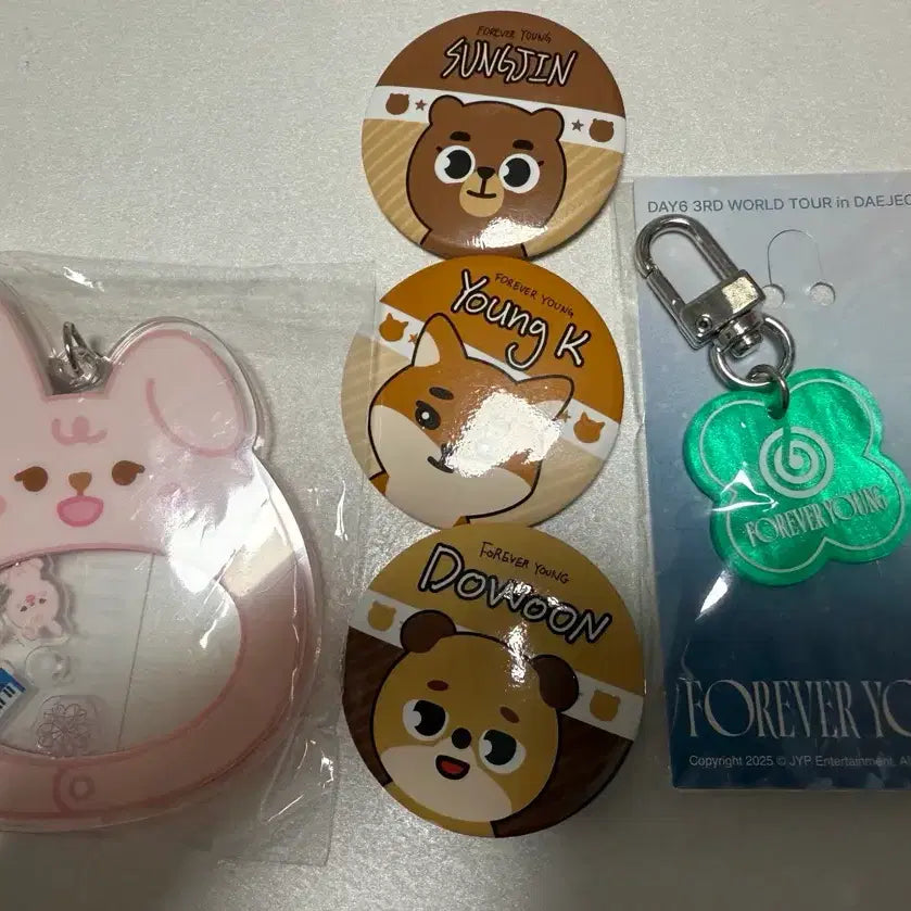 [BUNJANG] Day6 SHAKER Keyring Pil + Battle Badge &amp; Keyring / 데이식스 쉐이커 키링 필 +전투 뱃지 &amp;키링