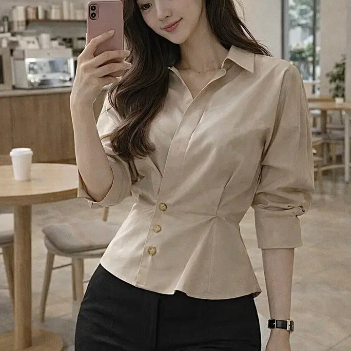 [SOLD OUT] (새상품) 렌느(reine) 베이지 브이넥 랩블라우스 페플럼 여성 셔츠