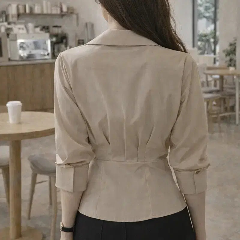 [SOLD OUT] (새상품) 렌느(reine) 베이지 브이넥 랩블라우스 페플럼 여성 셔츠