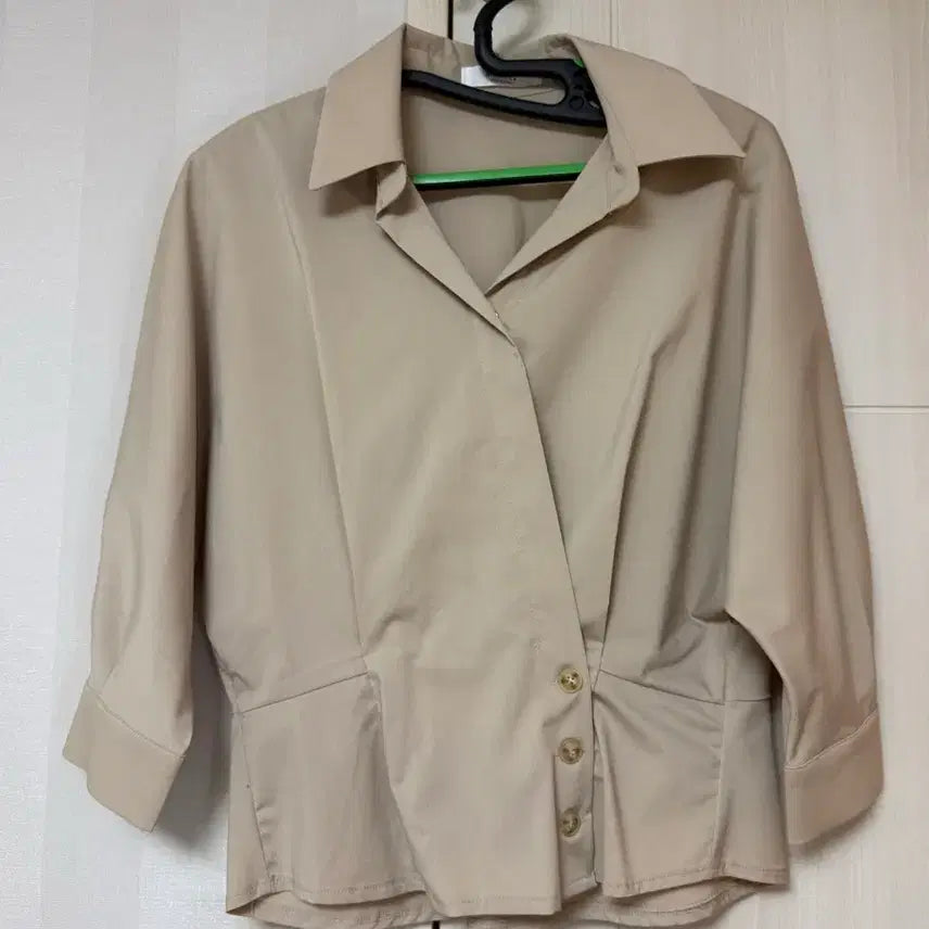 [SOLD OUT] (새상품) 렌느(reine) 베이지 브이넥 랩블라우스 페플럼 여성 셔츠