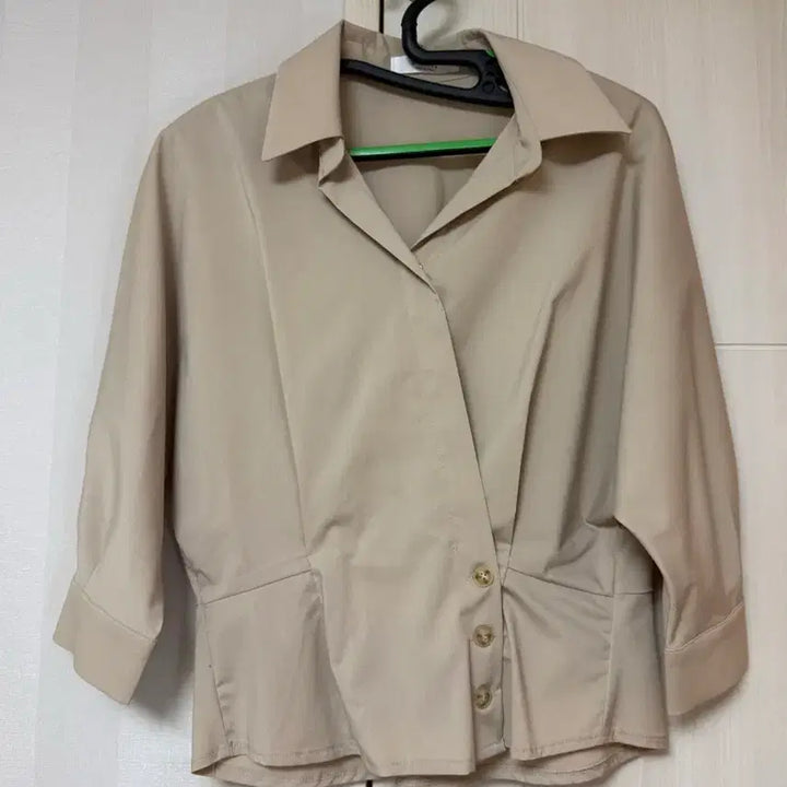 [SOLD OUT] (새상품) 렌느(reine) 베이지 브이넥 랩블라우스 페플럼 여성 셔츠