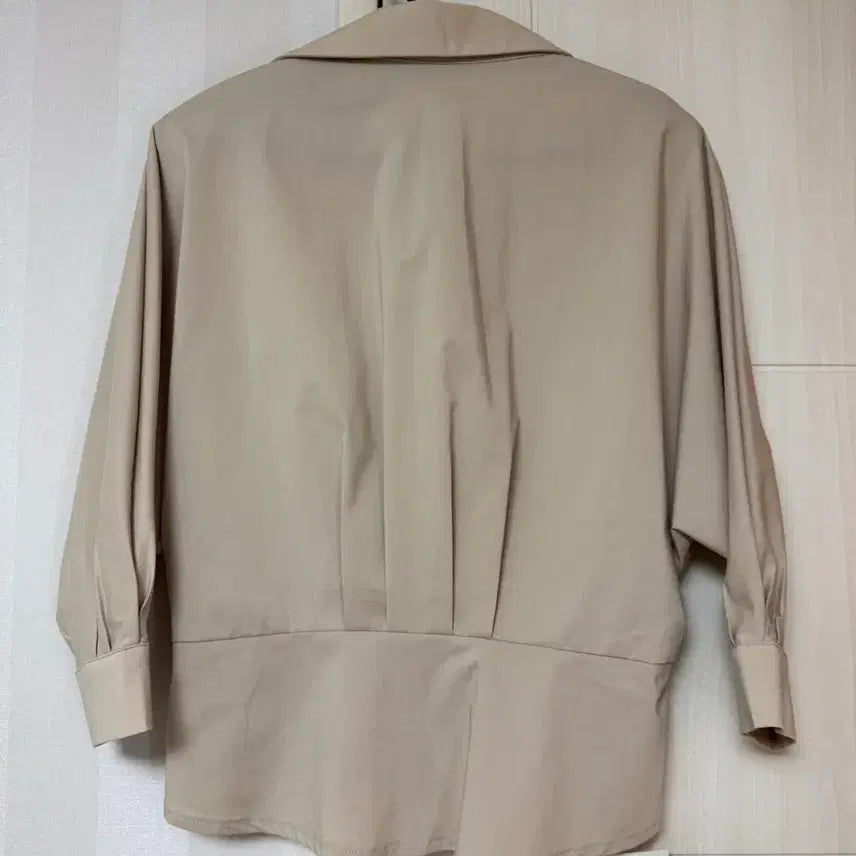 [SOLD OUT] (새상품) 렌느(reine) 베이지 브이넥 랩블라우스 페플럼 여성 셔츠