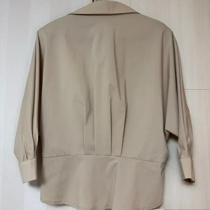 [SOLD OUT] (새상품) 렌느(reine) 베이지 브이넥 랩블라우스 페플럼 여성 셔츠