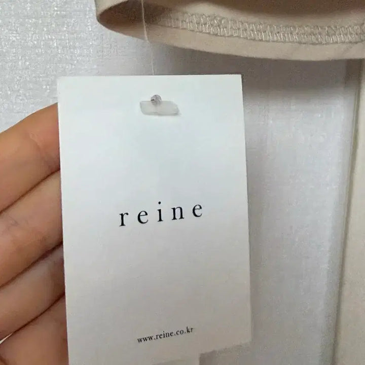 [SOLD OUT] (새상품) 렌느(reine) 베이지 브이넥 랩블라우스 페플럼 여성 셔츠