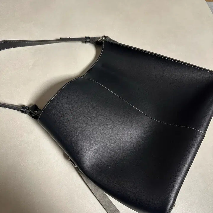 [BUNJANG] Black Leather Shoulder Bag / 블랙 가죽 숄더백 * 빅백 * 블랙 스티치 백