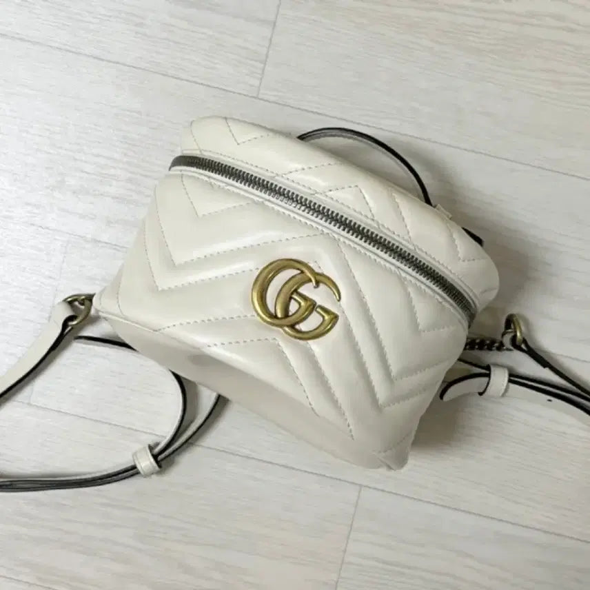 [BUNJANG] Gucci GG Marmont Matelassé White Mini Chain Backpack / 구찌 GG 마몽 마틀라세 화이트 미니 체인 백팩