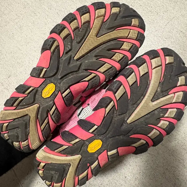 [SOLD OUT] 메렐 여성용 핑크 트레킹화 235