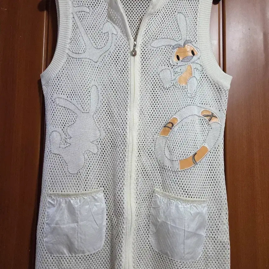 [BUNJANG] JDX White Knit Vest with Rabbit Embroidery / JDX 화이트 니트 조끼 펀칭 래빗