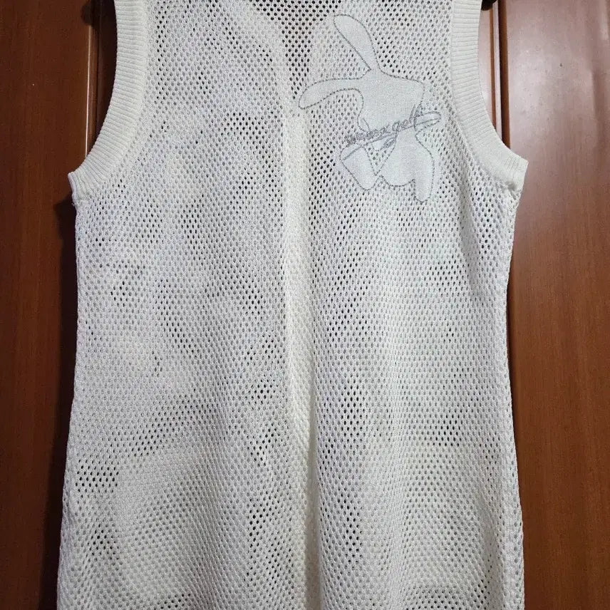 [BUNJANG] JDX White Knit Vest with Rabbit Embroidery / JDX 화이트 니트 조끼 펀칭 래빗