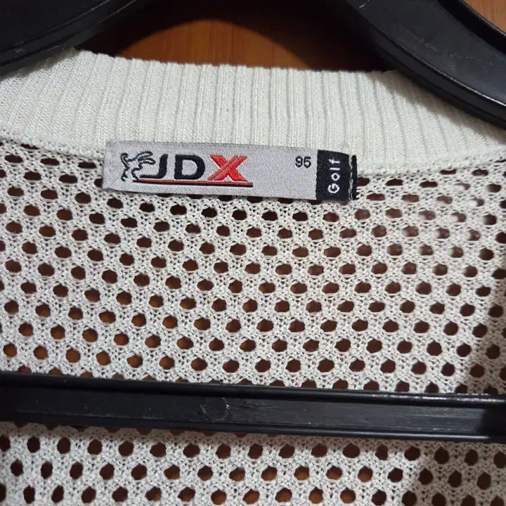 [BUNJANG] JDX White Knit Vest with Rabbit Embroidery / JDX 화이트 니트 조끼 펀칭 래빗