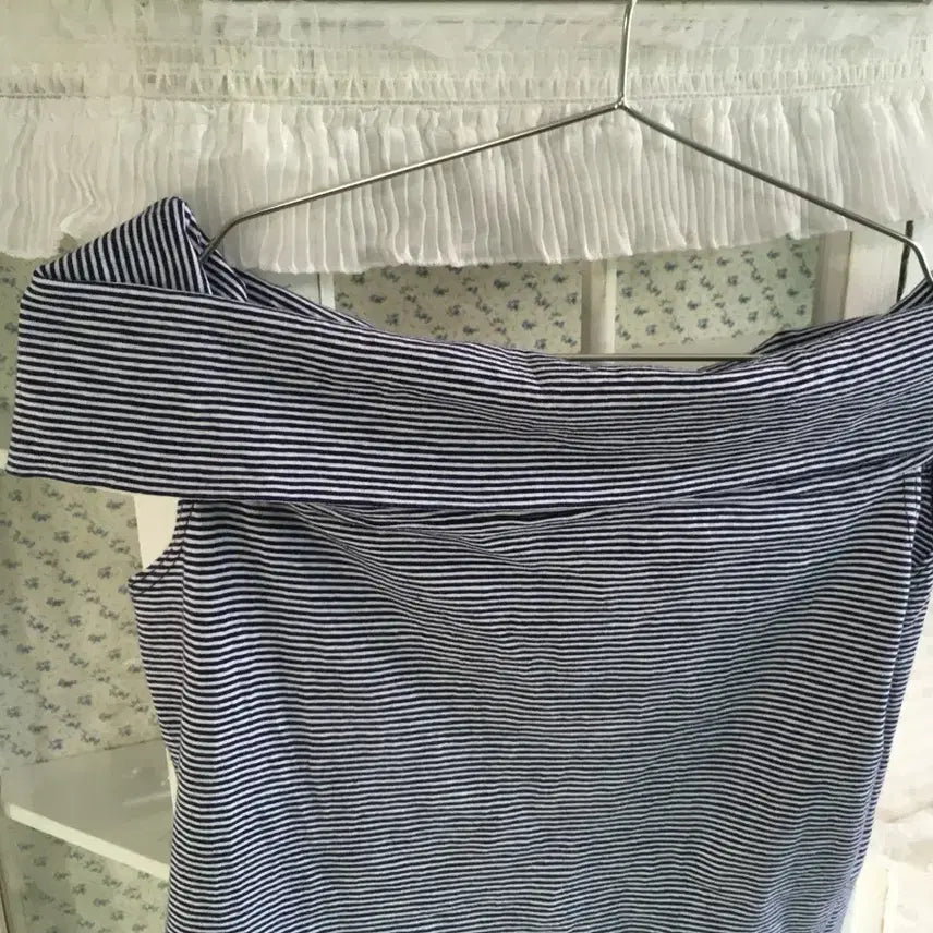 [BUNJANG] Vintage Striped Off-Shoulder Half T-Shirt / 빈티지 스트라이프 오프숄더 딱붙 반팔