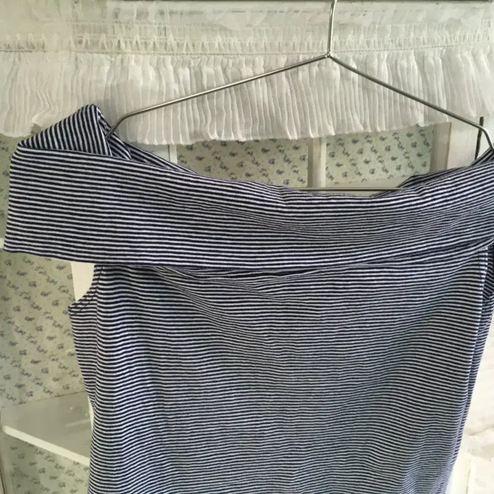 [BUNJANG] Vintage Striped Off-Shoulder Half T-Shirt / 빈티지 스트라이프 오프숄더 딱붙 반팔