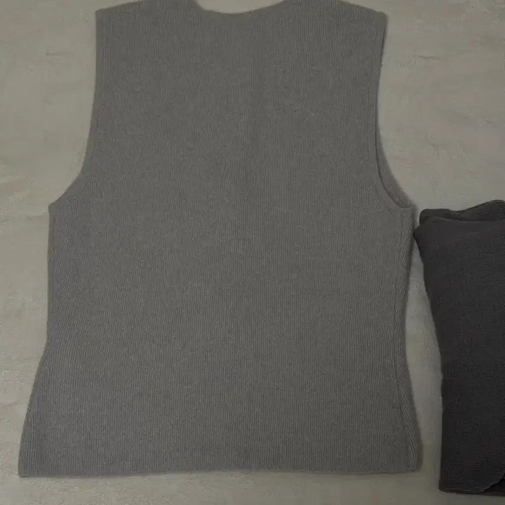 [BUNJANG] Le917 Sleeveless Knit Top / Le917 BUTTON DOWN SLEEVELESS KNIT TOP