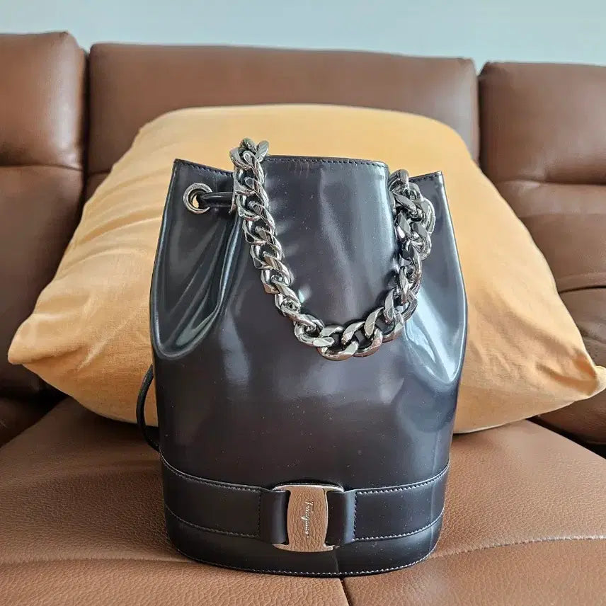 [BUNJANG] Salvatore Ferragamo Patent Bucket Bag / 페라가모 페이던트 버킷백