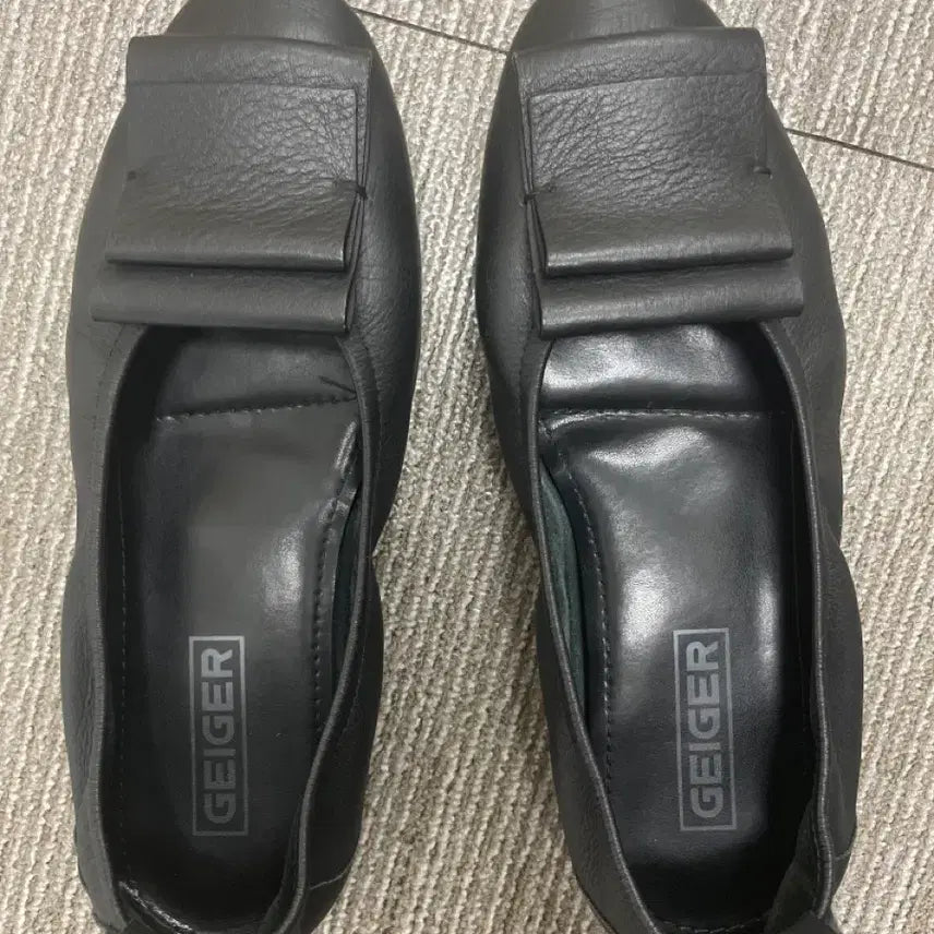 [SOLD OUT] 가이거 플랫 슈즈 235 블랙