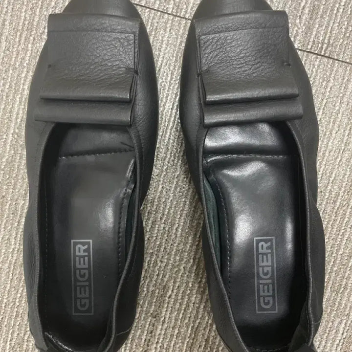 [SOLD OUT] 가이거 플랫 슈즈 235 블랙