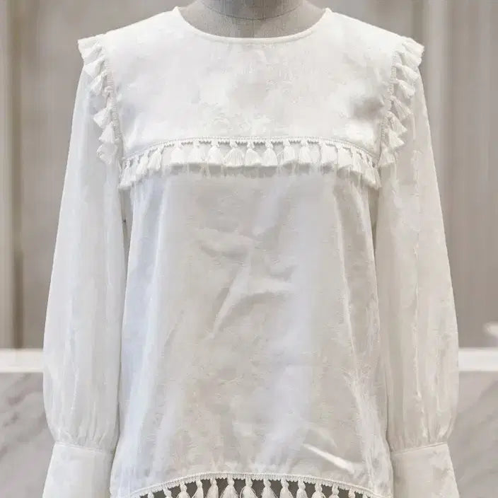 [BUNJANG] White Tassel Blouse (Size 66) / 화이트 태슬 장식 블라우스 66 가단48