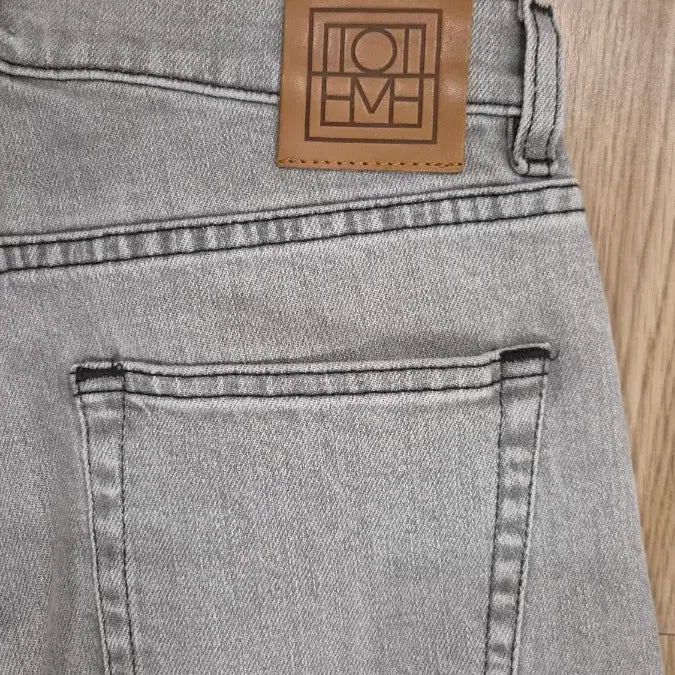 [BUNJANG] Toteme Twisted Seam Denim Jeans / 토템 미드그레이 데님 26