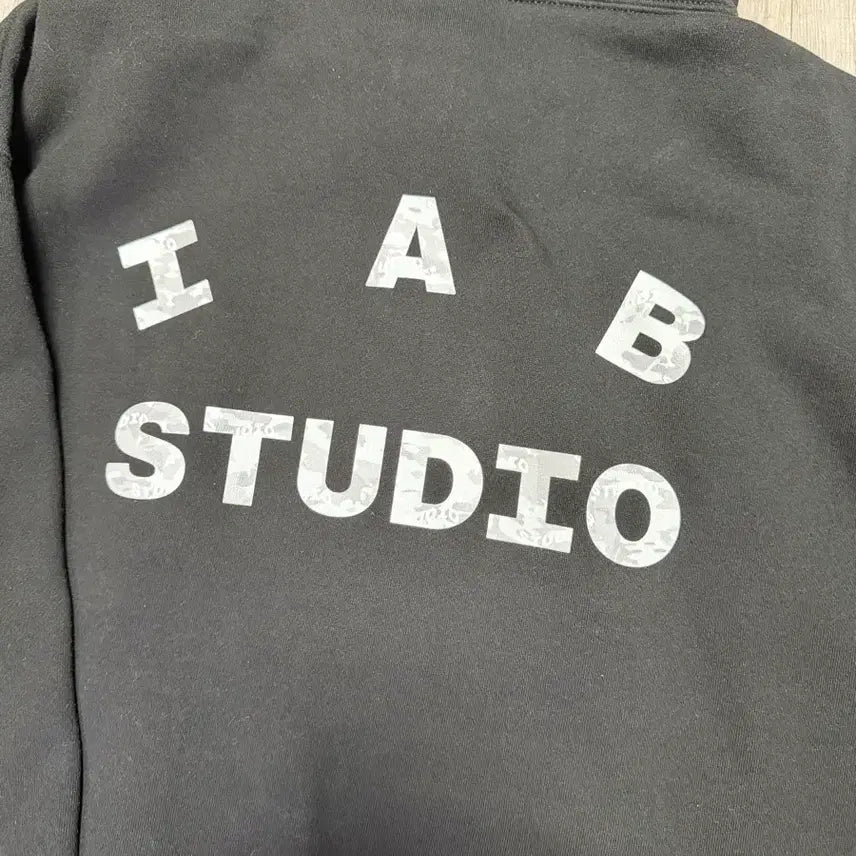 [BUNJANG] IAB Studio Camo Logo Hoodie Black / 아이앱 스튜디오 아이앱 카모 로고 후드 블랙