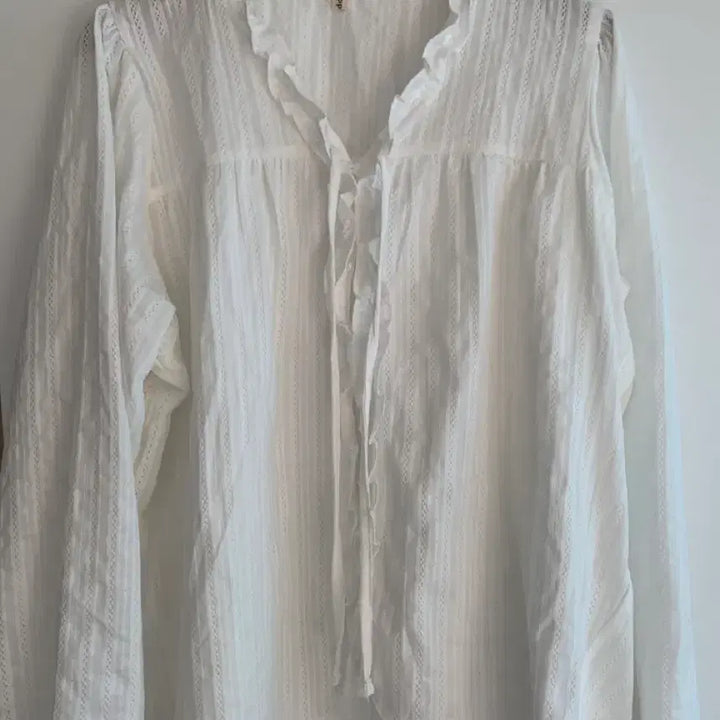 [BUNJANG] Deeply Pio Frill V-neck Blouse / ( 이번 주까지 )디플리 피오 프릴 브이 블라우스