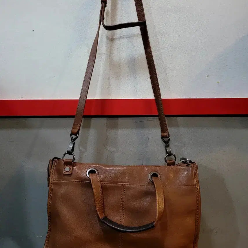 [BUNJANG] Mandarina Duck Genuine Leather Crossbody Bag / 정품 만다리나덕 가죽 크로스백