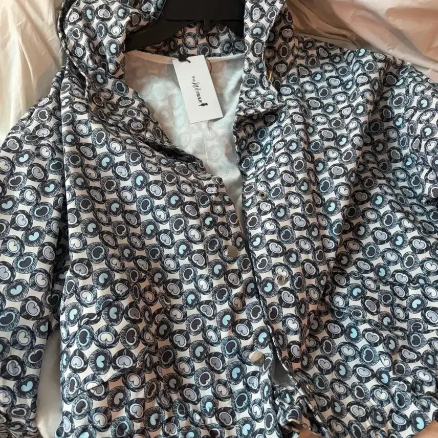 [BUNJANG] Heart Pattern Hooded Windbreaker Jacket / 하트 패턴 후드집업 셔츠 바람막이 등산