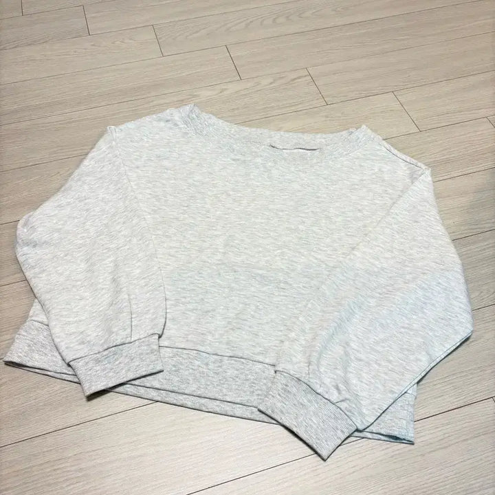 [BUNJANG] H&amp;M 드랍 숄더 크롭 맨투맨 에크루 색상 S(55사이즈) / H&amp;M 드랍 숄더 크롭 맨투맨 에크루 색상 S(55사이즈)
