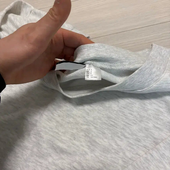 [BUNJANG] H&amp;M 드랍 숄더 크롭 맨투맨 에크루 색상 S(55사이즈) / H&amp;M 드랍 숄더 크롭 맨투맨 에크루 색상 S(55사이즈)