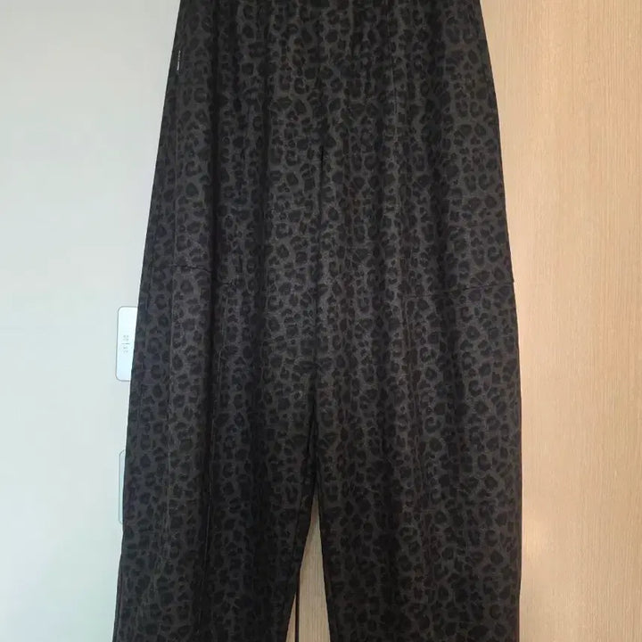 [BUNJANG] Leopard Print Curved Wide-Leg Pants / 난리난 레오파드 와이드 팬츠 커브드팬츠