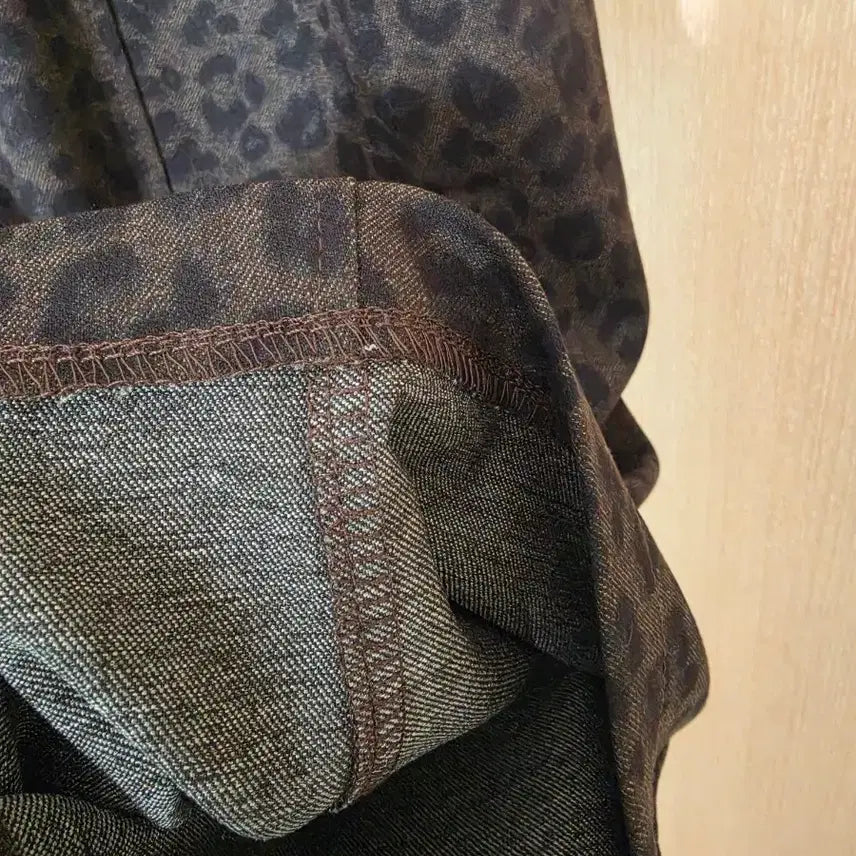 [BUNJANG] Leopard Print Curved Wide-Leg Pants / 난리난 레오파드 와이드 팬츠 커브드팬츠