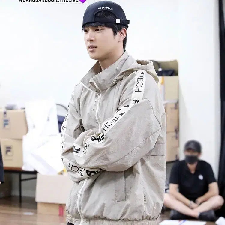 [SOLD OUT] BTS 방탄소년단 석진 휠라 Fila 바람막이 자켓 M 사이즈 손민수