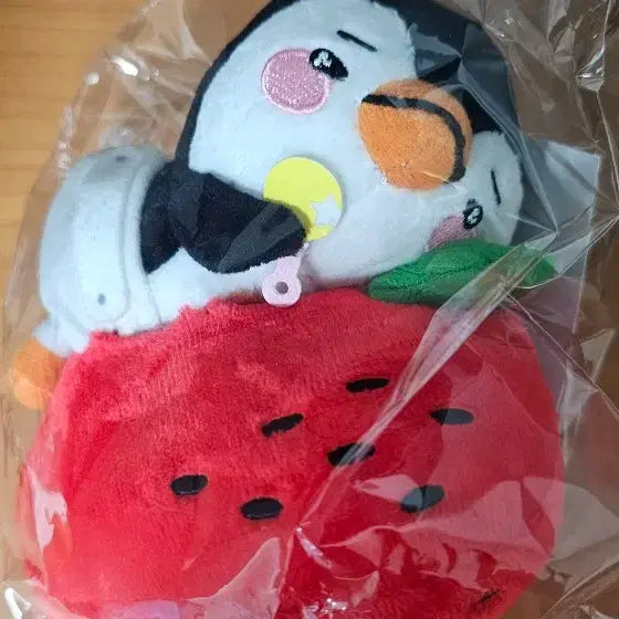 [BUNJANG] 2PM Lee Junho Strawberry Penguin Keyring / 이준호 백참/ 미드나잇선 딸기 펭펭 키링/딸기펭