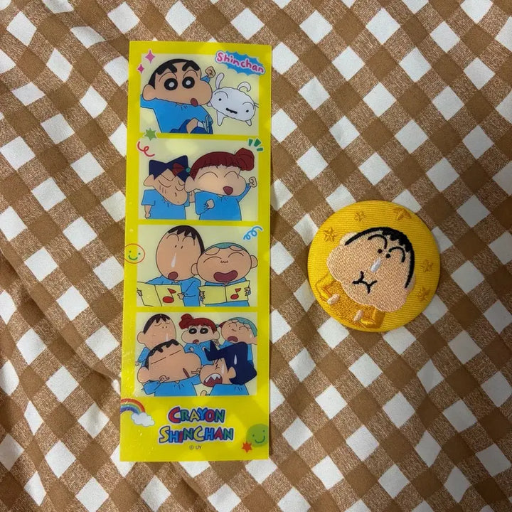 [BUNJANG] Crayon Shin-chan Summer Vacation Collaboration Cafe Maeng-gu Embroidered Pin Badge Set / 무료 덤ㅣ짱구 여름방학 콜라보카페 맹구 자수 핀뱃지 네컷사진 엽서