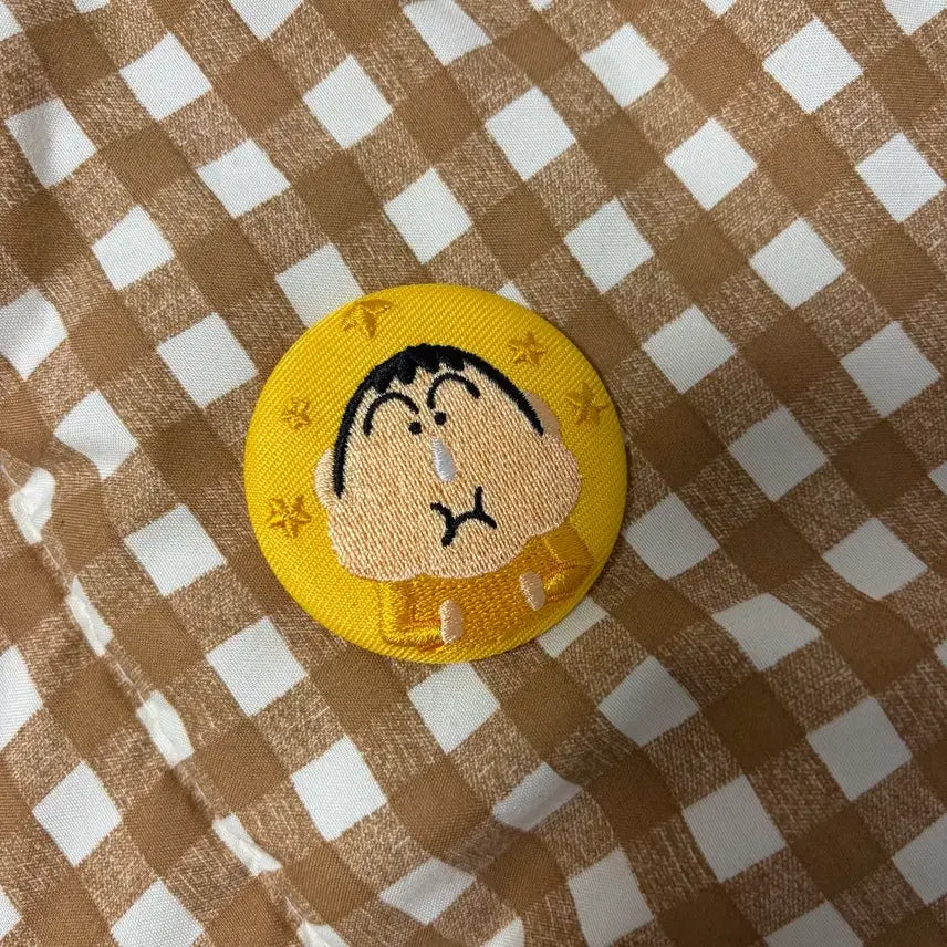 [BUNJANG] Crayon Shin-chan Summer Vacation Collaboration Cafe Maeng-gu Embroidered Pin Badge Set / 무료 덤ㅣ짱구 여름방학 콜라보카페 맹구 자수 핀뱃지 네컷사진 엽서