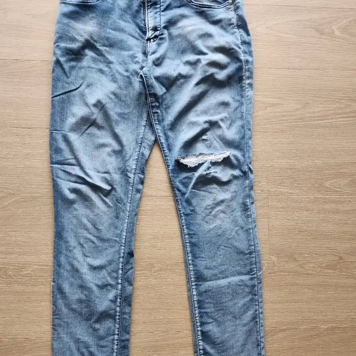 [BUNJANG] Burberry Brit Light Wash Distressed Jeans Size 32 / 버버리 브릿 연청 데미지 청바지 32사이즈