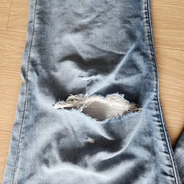 [BUNJANG] Burberry Brit Light Wash Distressed Jeans Size 32 / 버버리 브릿 연청 데미지 청바지 32사이즈
