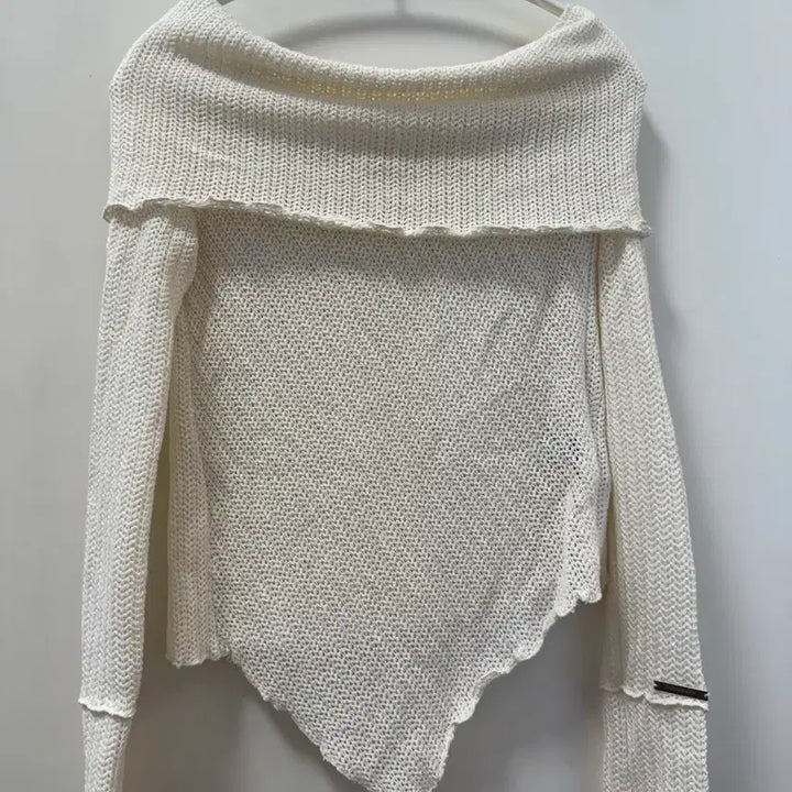 [BUNJANG] Pollysuem Off-Shoulder Knit Top / 폴리수엠 오프숄더 니트 화이트