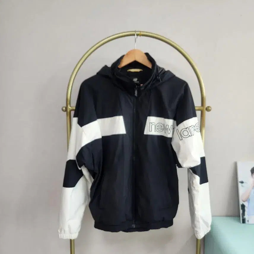 [BUNJANG] New Balance Black White Hooded Windbreaker Jacket / 뉴발란스 블랙 화이트 후드 바람막이