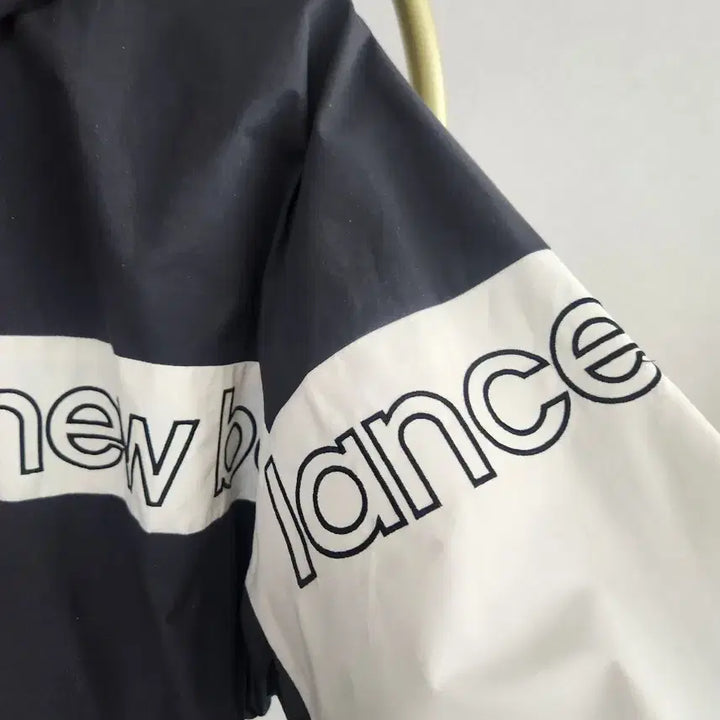 [BUNJANG] New Balance Black White Hooded Windbreaker Jacket / 뉴발란스 블랙 화이트 후드 바람막이