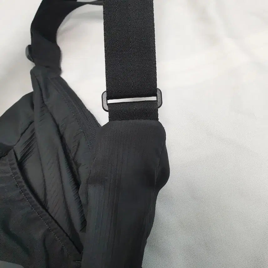 [SOLD OUT] 미스치프 메쉬 포켓 크로스백