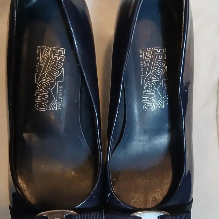 [SOLD OUT] 페라가모 바라 펌프스 네이비 여성 구두
