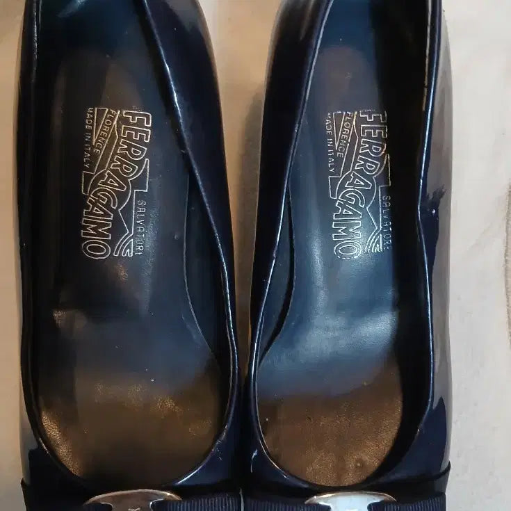 [SOLD OUT] 페라가모 바라 펌프스 네이비 여성 구두