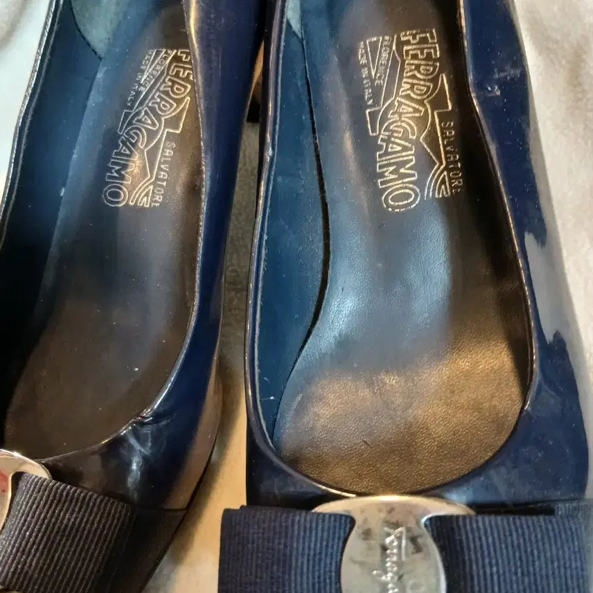 [SOLD OUT] 페라가모 바라 펌프스 네이비 여성 구두