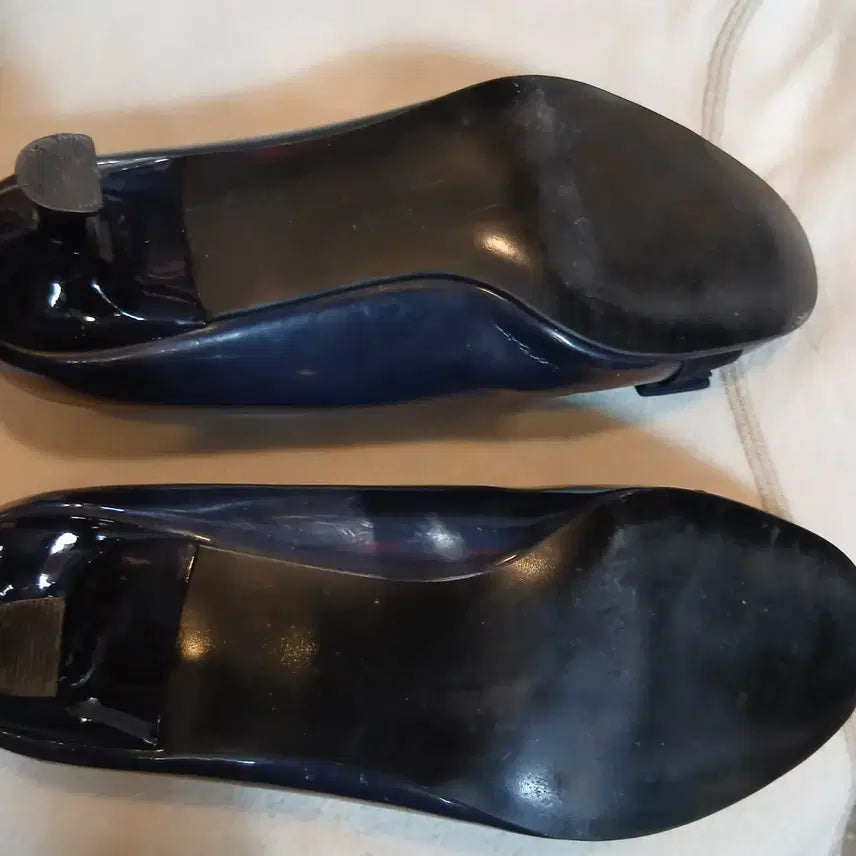 [SOLD OUT] 페라가모 바라 펌프스 네이비 여성 구두