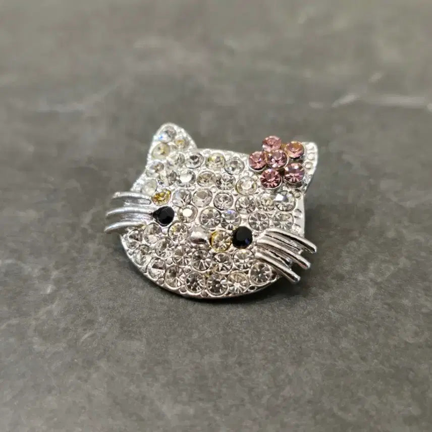 [BUNJANG] Hello Kitty Cubic Pin Brooch / 헬로키티 핀 브로치