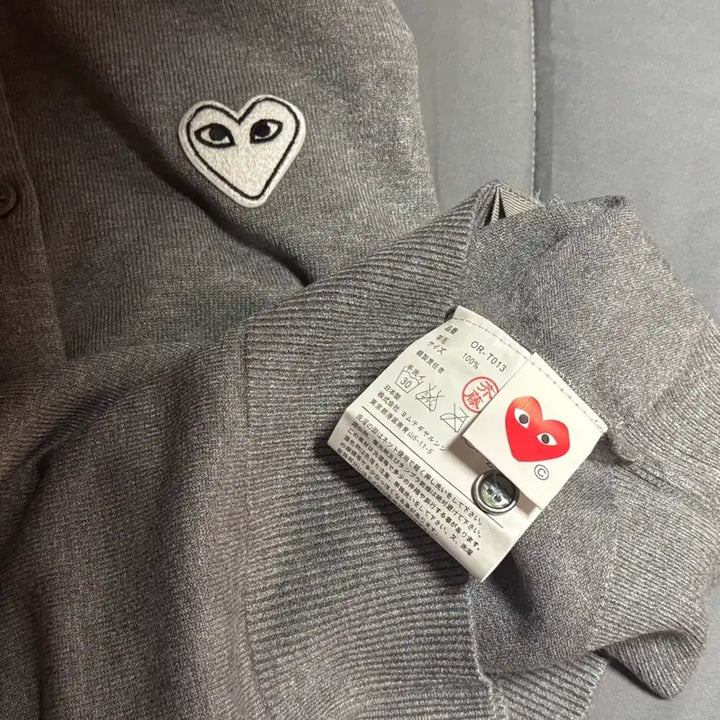 [SOLD OUT] 꼼데가르송 화이트 와펜 여성 니트 가디건 새상품