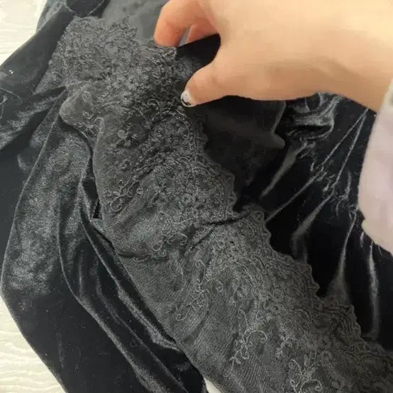 [BUNJANG] Black Velvet Lace Blouse / 블랙 벨벳 레이스 블라우스 (가슴캡)