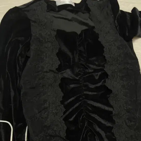 [BUNJANG] Black Velvet Lace Blouse / 블랙 벨벳 레이스 블라우스 (가슴캡)