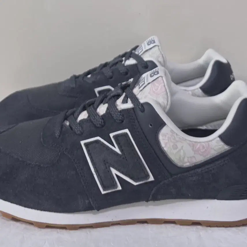 [BUNJANG] New Balance 574V1 Floral Blacktop Gumsole / [250] 뉴발란스 574V1 플로랄 블랙탑검솔ㅡ단종매물,최저가