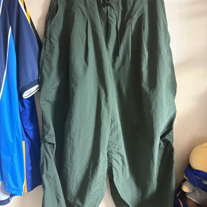 [BUNJANG] Angleon Nylon Tuck Balloon Pants / 앵글런 나일론 벌룬팬츠 그린